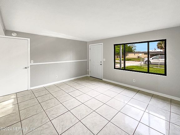 3rd image of 216 BLAIRMORE Boulevard W
