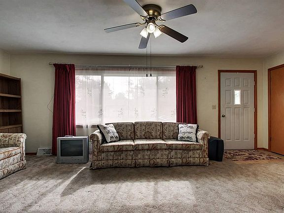 3rd image of 408 Evergreen Dr W