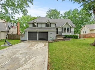 1916 S Parkwood Dr, Olathe, KS 66062