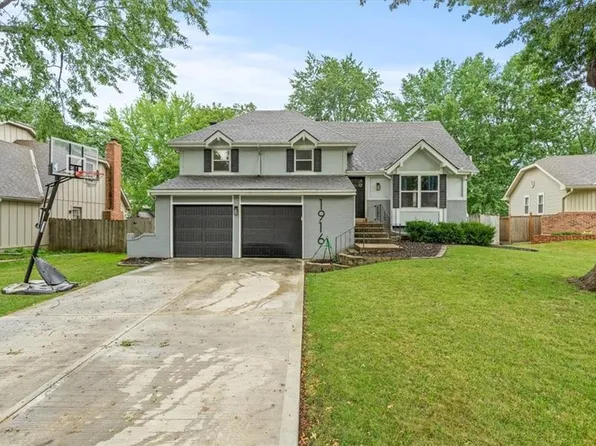 1916 S Parkwood Dr, Olathe, KS 66062