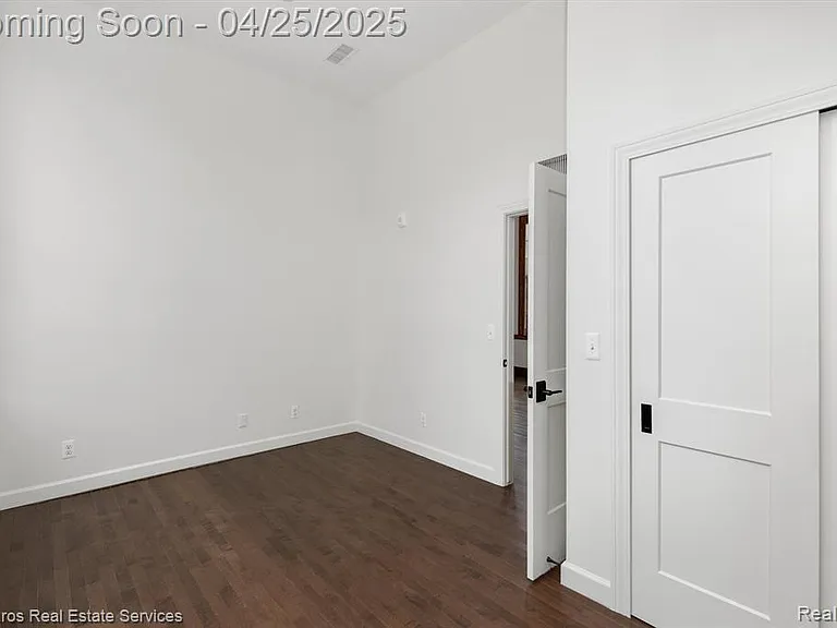 389 Saint Clair St #201 — Photo 13