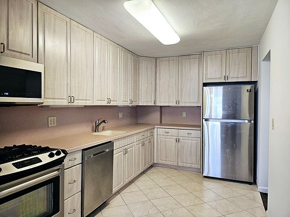 2nd image of 275 Hoym St APT 1K
