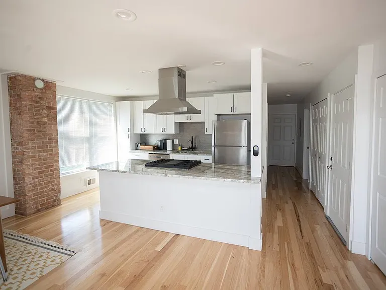 8431 Oakland St — Photo 3
