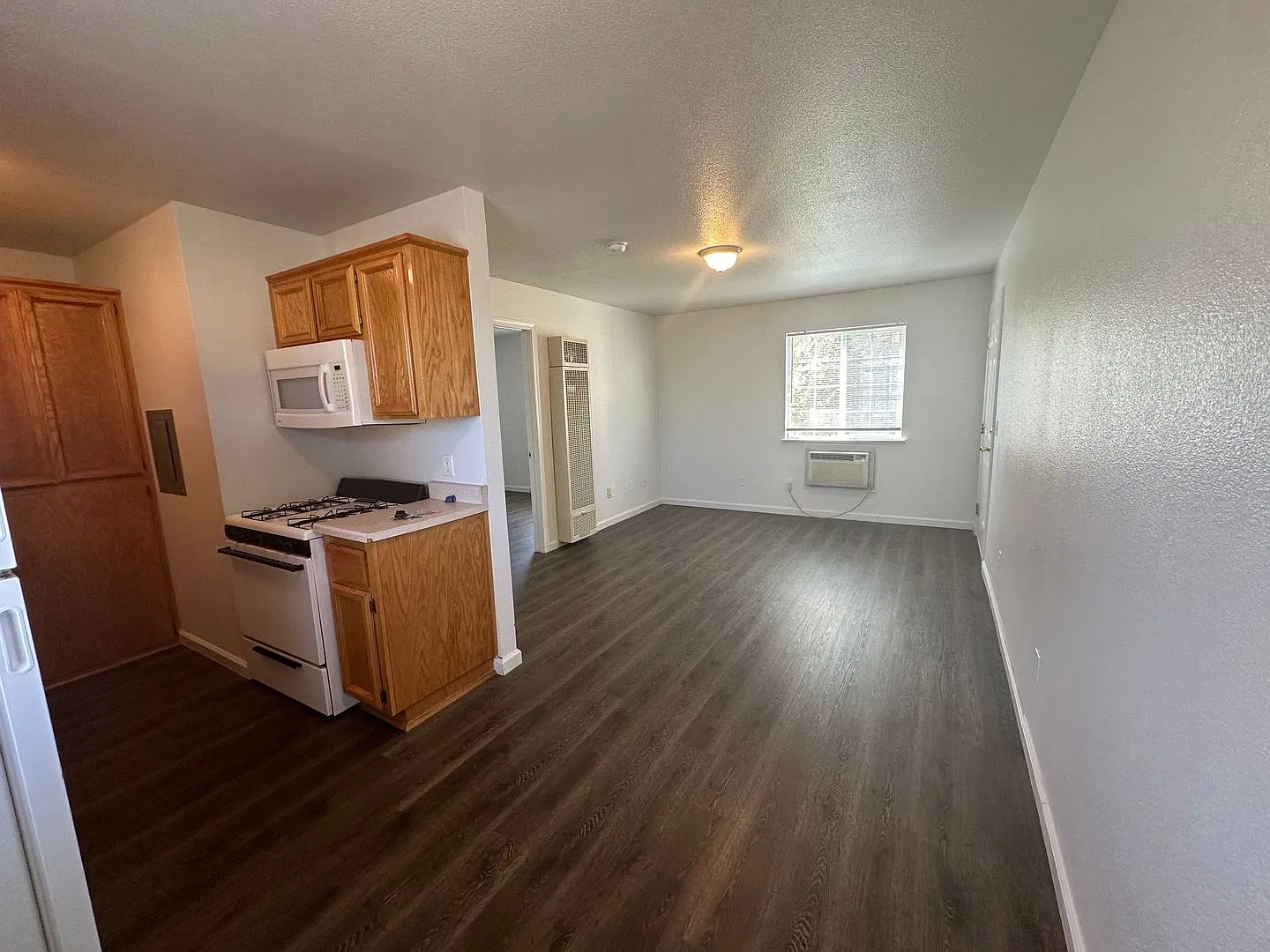 Cottages Per Owner Only Use Carpet King For All Flooring — Photo 2
