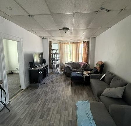 4th image of 343 7Th Ave W