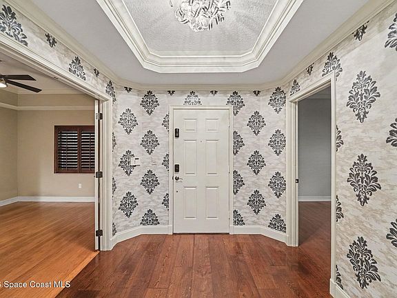 5th image of 29 Riverside Dr APT 203