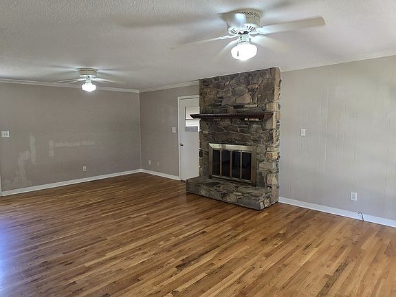 3rd image of 204 Iris Dr