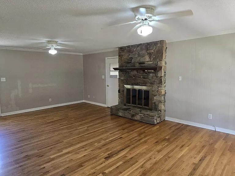 204 Iris Dr — Photo 3