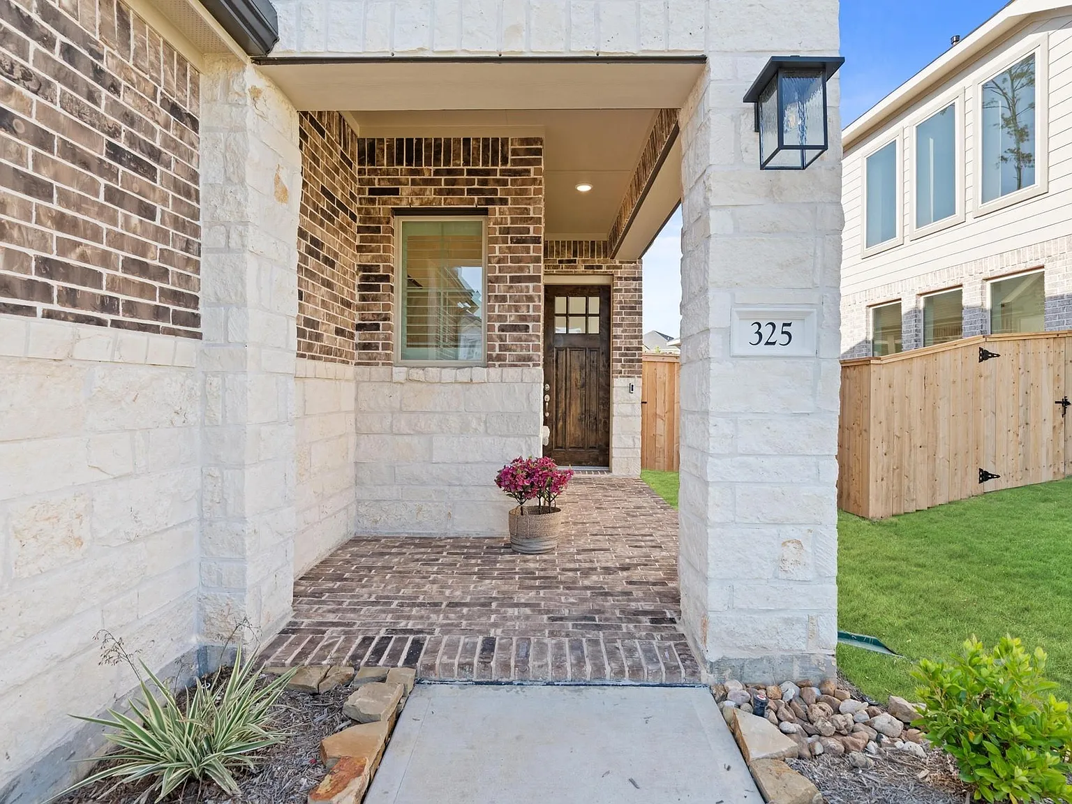 4 bed, 2.0 bath, 1760 sqft, $2,600 — Photo 4