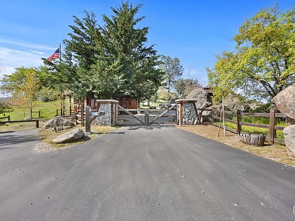 4th image of 44164 Sugarloaf Dr
