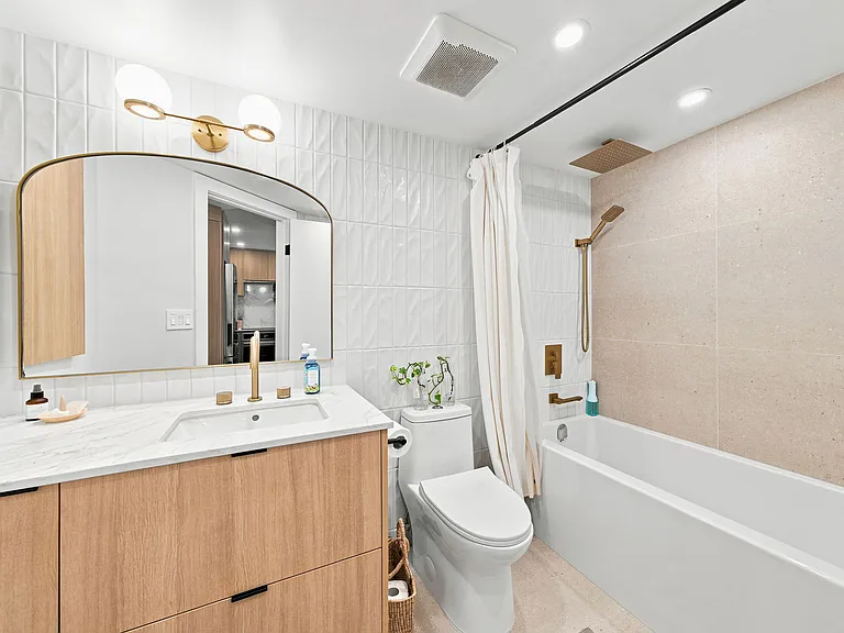 1500 Howe St #1502 — Photo 11
