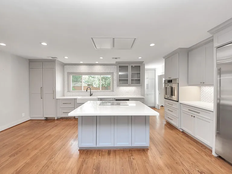 843 W 41st St — Photo 13