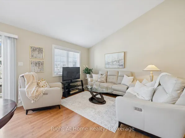 17 Wicker Park Way, Whitby, ON L1R 0C8