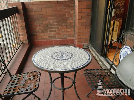 Rented by Manhattan Connection | media 9