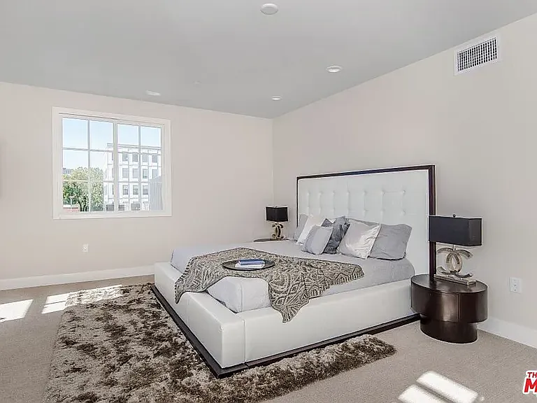313 S Reeves Dr #203 — Photo 8