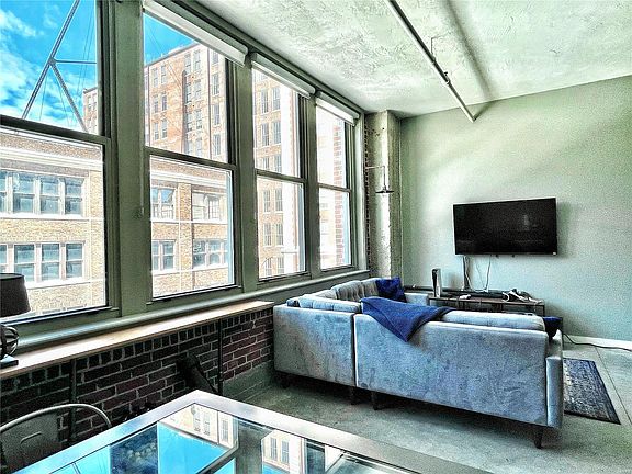 5th image of 1627 Locust 304