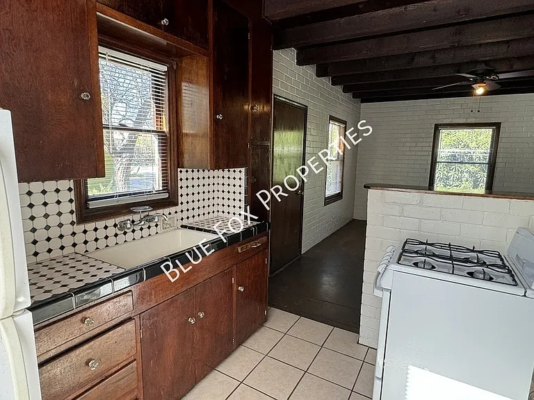 1211 N Jones Blvd #4 — Photo 2