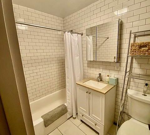 5th image of 105 Christopher St APT 1A
