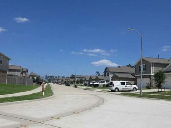 Exterior Neighborhood (street photo)