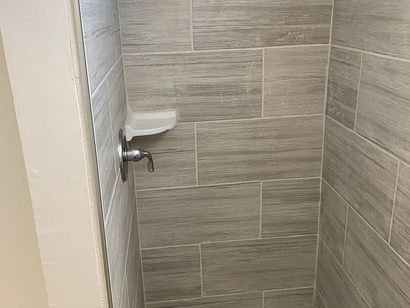 5th image of 431 Rose Ave #9