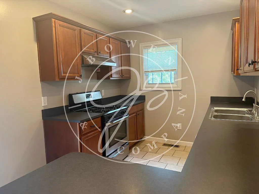 4 bed, 2.0 bath, 1951 sqft, $1,700 — Photo 4