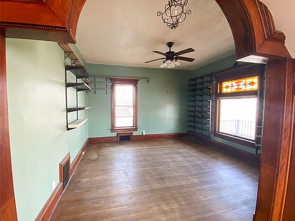 4th image of 105 N Ash St