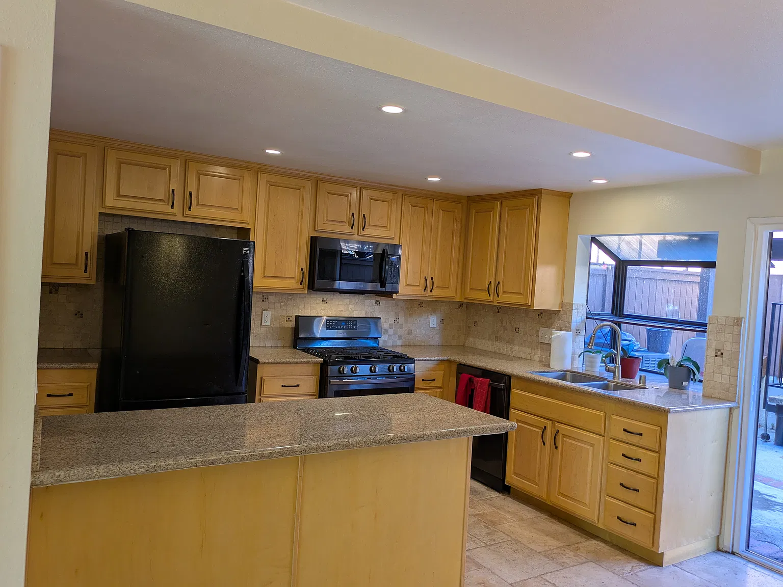 3 bed, 2.5 bath, 1598 sqft, $3,950 — Photo 2