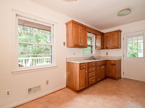 4th image of 708 Shelbourne Ave