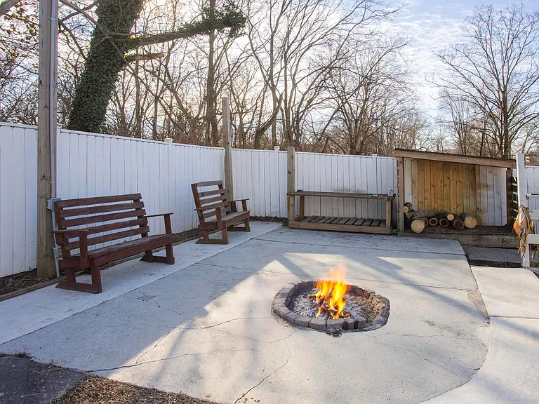 239 E Bledsoe St — Photo 52