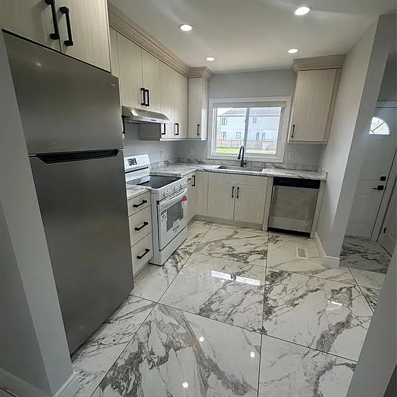2549 Grand Marais Rd W #UPPER — Photo 2