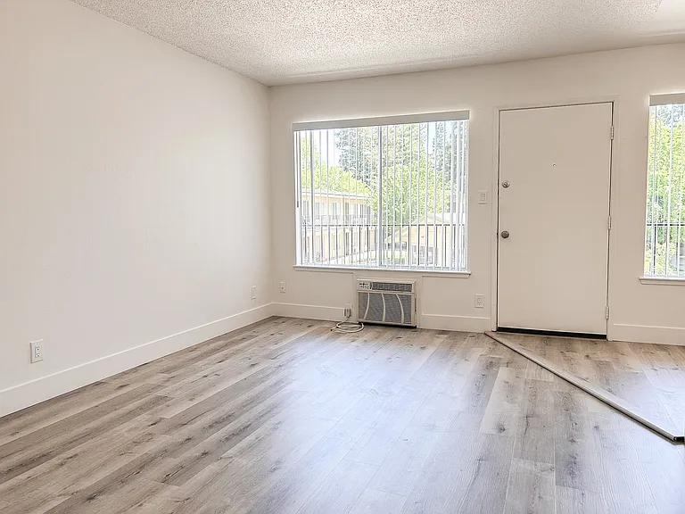 Saratoga Apartments — Photo 7