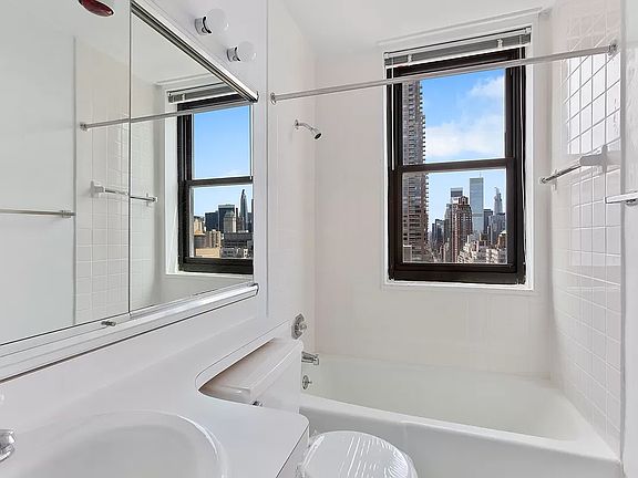5th image of 200 E 72nd St #Penthouse G