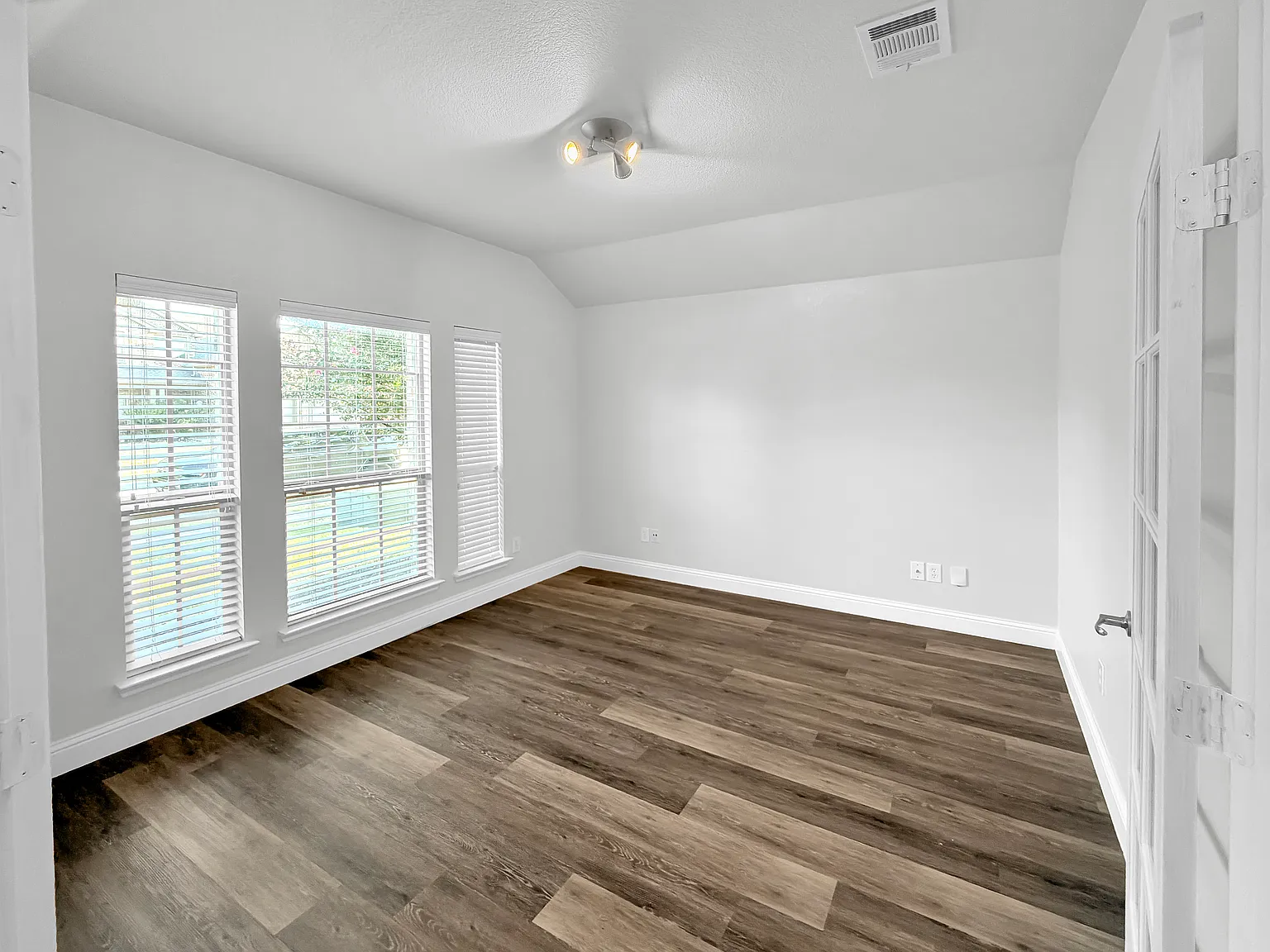 3 bed, 1873 sqft, $2,300 — Photo 4