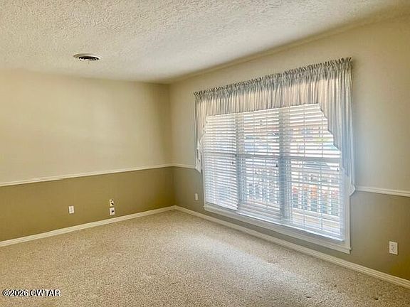 4th image of 1212 Eastview Dr