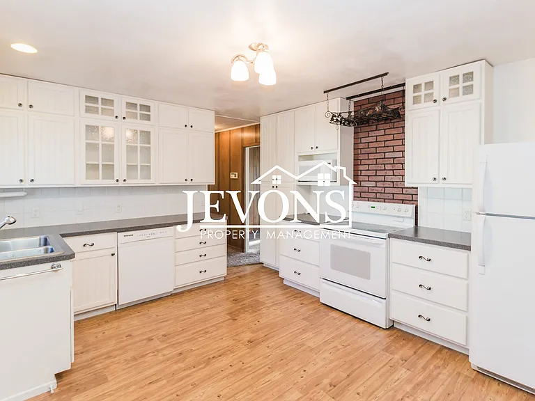 913 N 16th Ave — Photo 1