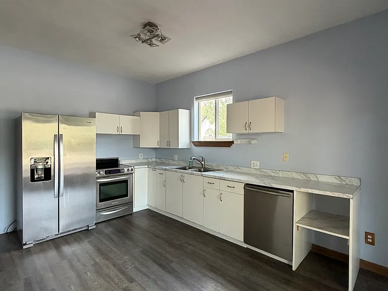 Full size kitchen: ample storage, refrigerator, stove/oven, dishwasher, disposal
