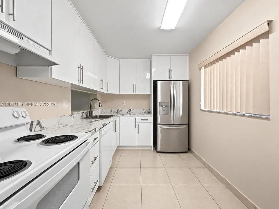 Horizons West Condo #5 — Photo 4