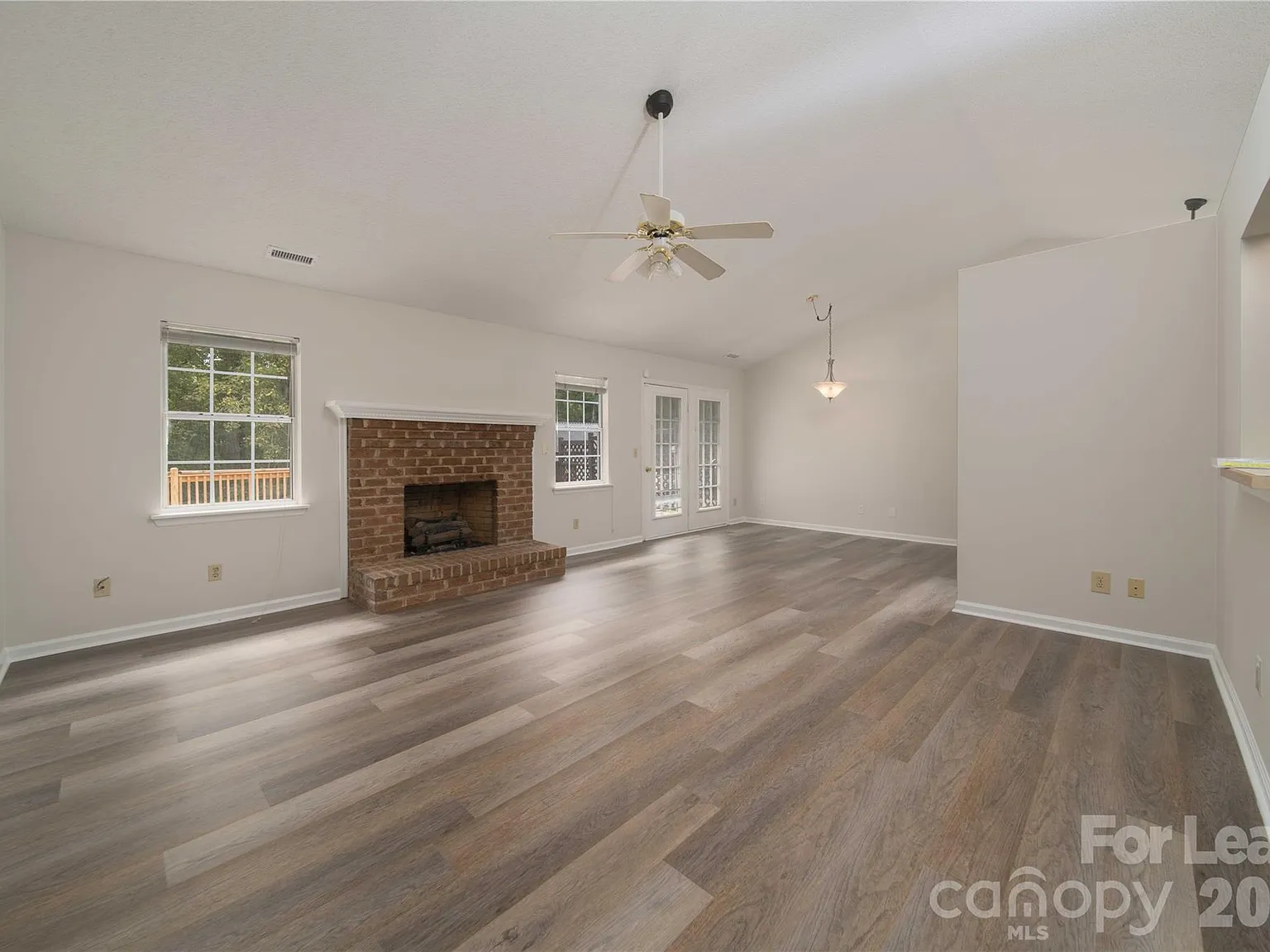 3 bed, 2.0 bath, 1454 sqft, $2,300 — Photo 2