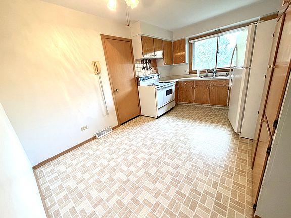 4th image of 2323 Carriage Ln