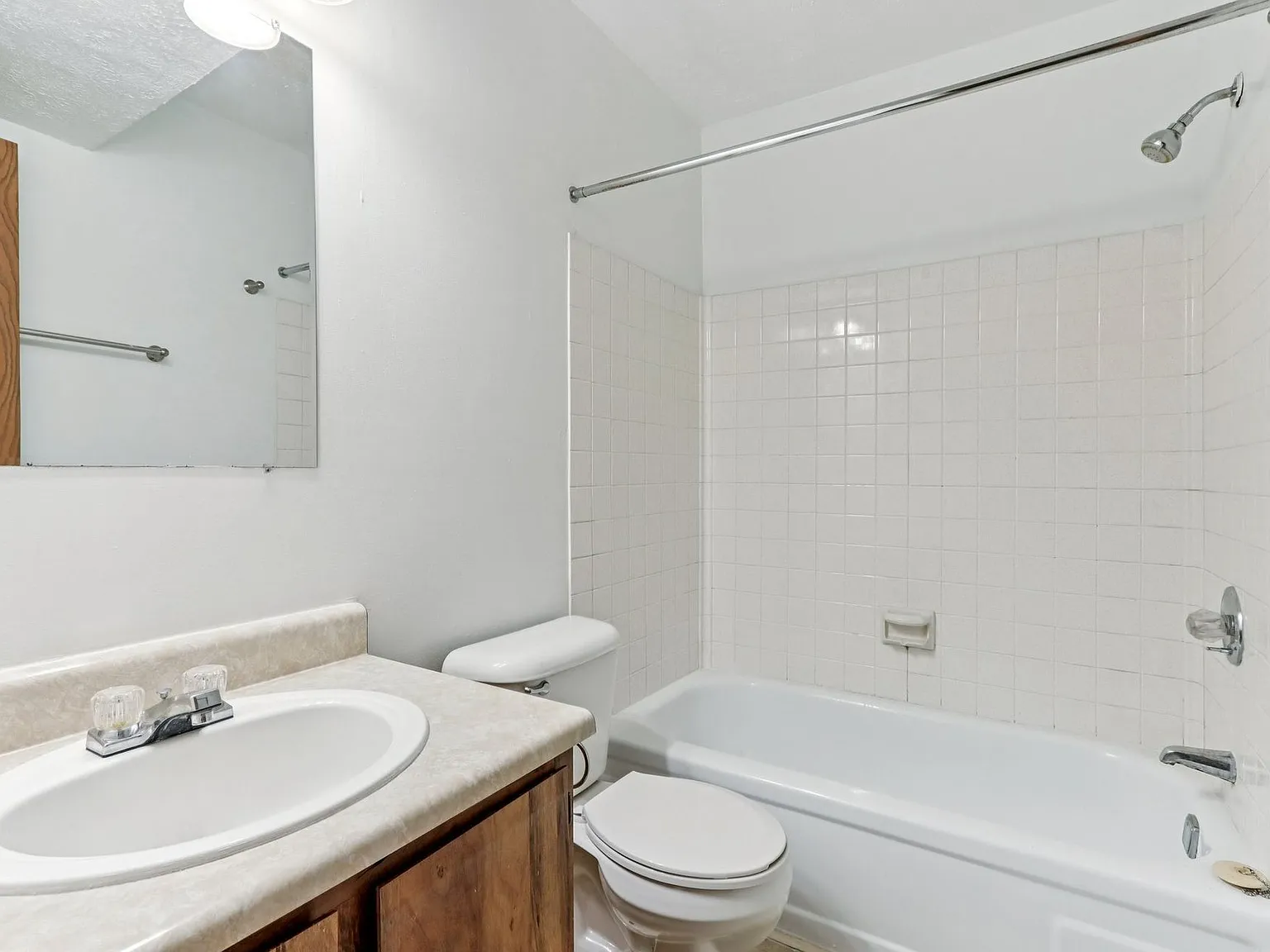 410 - WINDING BROOK APARTMENTS — Photo 4