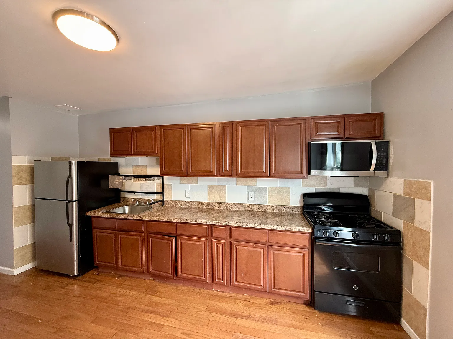 3 bed, 990 sqft, $1,875 — Photo 2