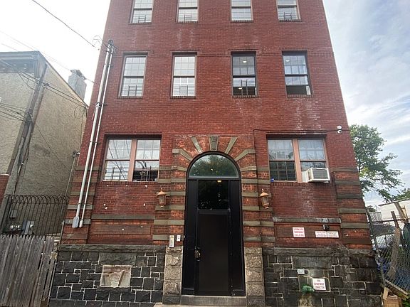 4th image of 91 Broad St