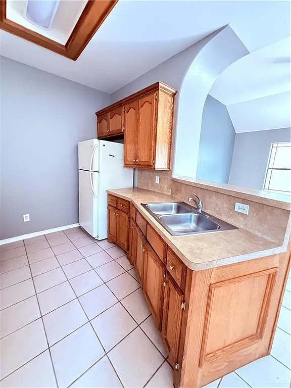 2 bed, 2.0 bath, 3744 sqft, $850 — Photo 3