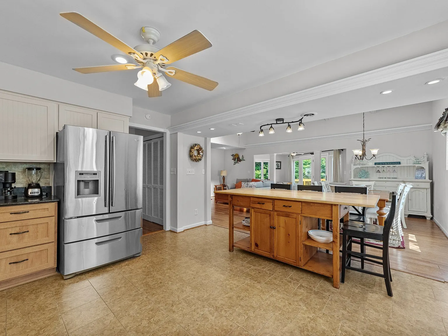4 bed, 2550 sqft, $3,200 — Photo 4