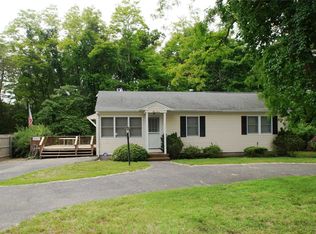 17 Wakeman Rd, Hampton Bays, NY 11946