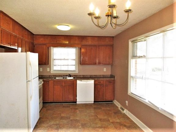 3rd image of 101 Larkspur Ln