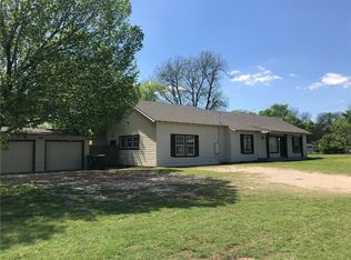 1305 N Anglin St, Cleburne, TX 76031