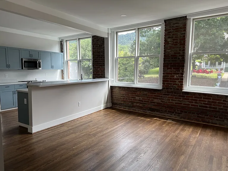 599 W King St — Photo 10