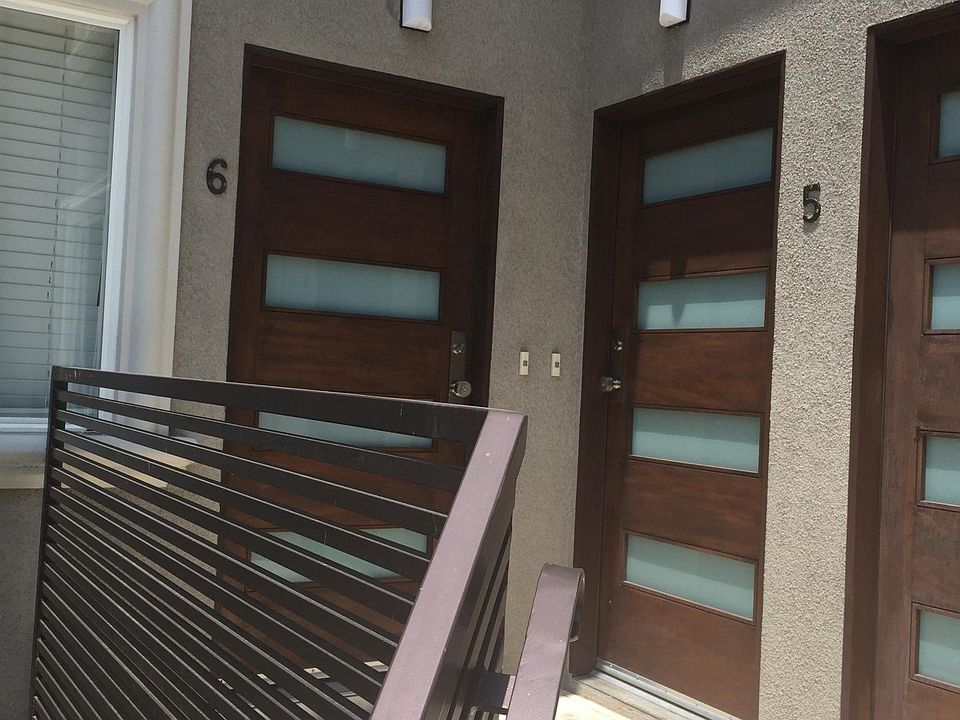 Entrance unit door