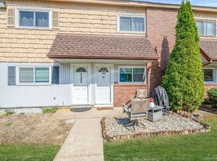 197 N Pointe Circle #197, Coram, NY 11727